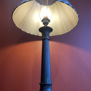 Lampe à poser en bronze de style Empire, piétement tripode, abat-jour en soie, motifs carreaux blanc-noir, XIXe s