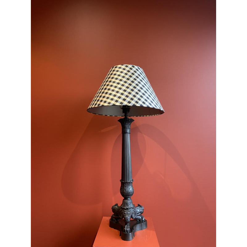 Bronzen tafellamp in Empirestijl, met driepootvoet, zijden lampenkap en zwart-wit geblokt patroon, 19e eeuw.