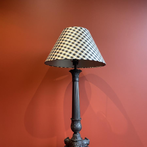 Lampe à poser en bronze de style Empire, piétement tripode, abat-jour en soie, motifs carreaux blanc-noir, XIXe s