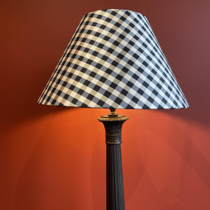 Lampe à poser en bronze de style Empire, piétement tripode, abat-jour en soie, motifs carreaux blanc-noir, XIXe s