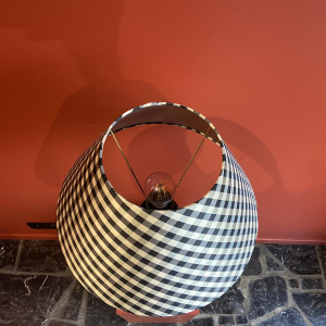 Bronzen tafellamp in Empirestijl, met driepootvoet, zijden lampenkap en zwart-wit geblokt patroon, 19e eeuw.