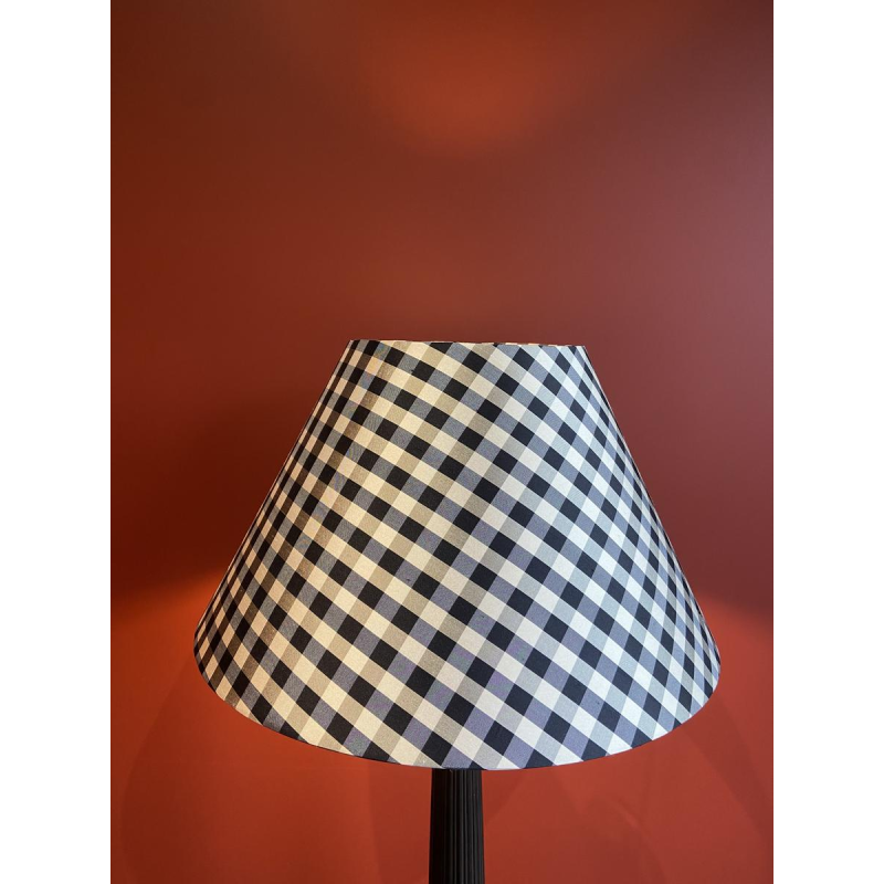 Bronzen tafellamp in Empirestijl, met driepootvoet, zijden lampenkap en zwart-wit geblokt patroon, 19e eeuw.