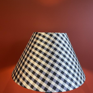 Lampe à poser en bronze de style Empire, piétement tripode, abat-jour en soie, motifs carreaux blanc-noir, XIXe s