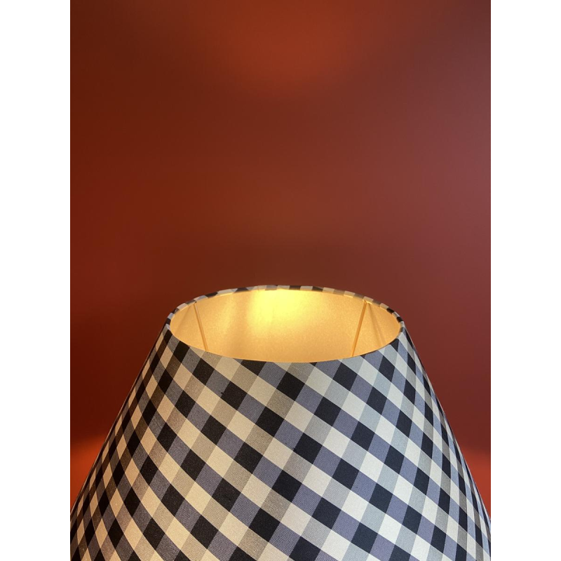 Bronzen tafellamp in Empirestijl, met driepootvoet, zijden lampenkap en zwart-wit geblokt patroon, 19e eeuw.