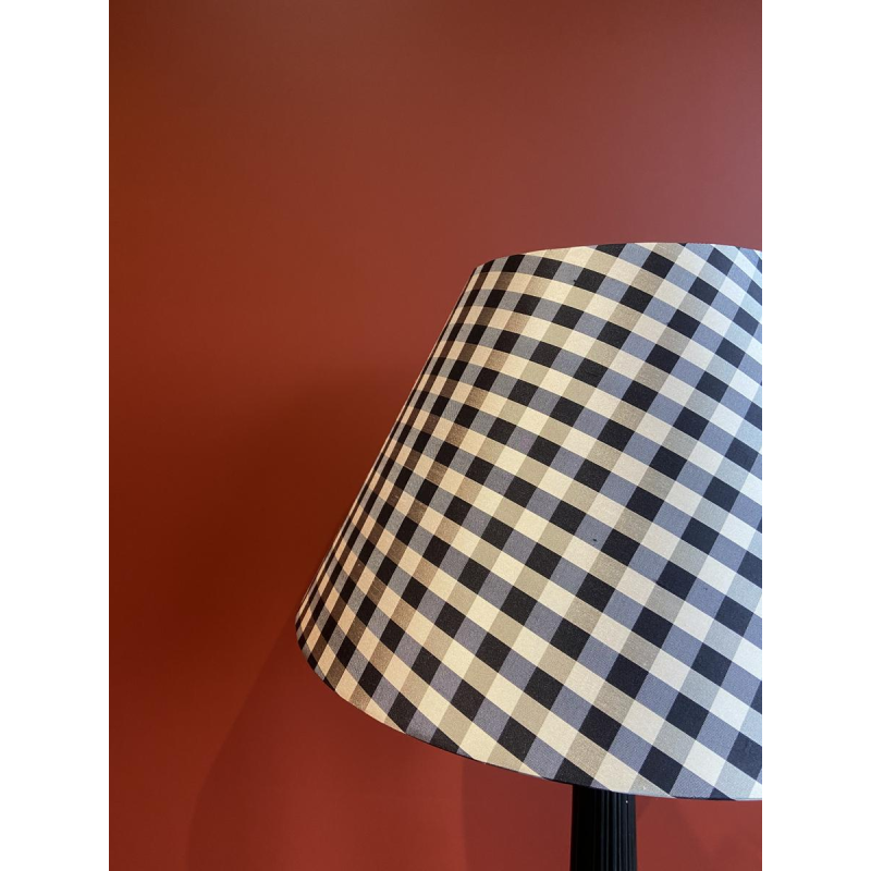 Lampe à poser en bronze de style Empire, piétement tripode, abat-jour en soie, motifs carreaux blanc-noir, XIXe s