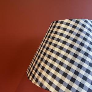 Lampe à poser en bronze de style Empire, piétement tripode, abat-jour en soie, motifs carreaux blanc-noir, XIXe s