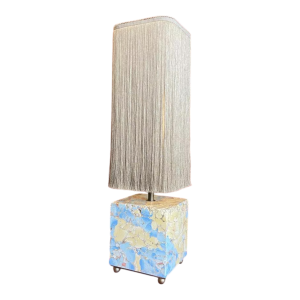 Lampe à poser, socle stuck marbre-plâtre, abat-jour à franges Houles, travail artisanal contemporain, XXIe s