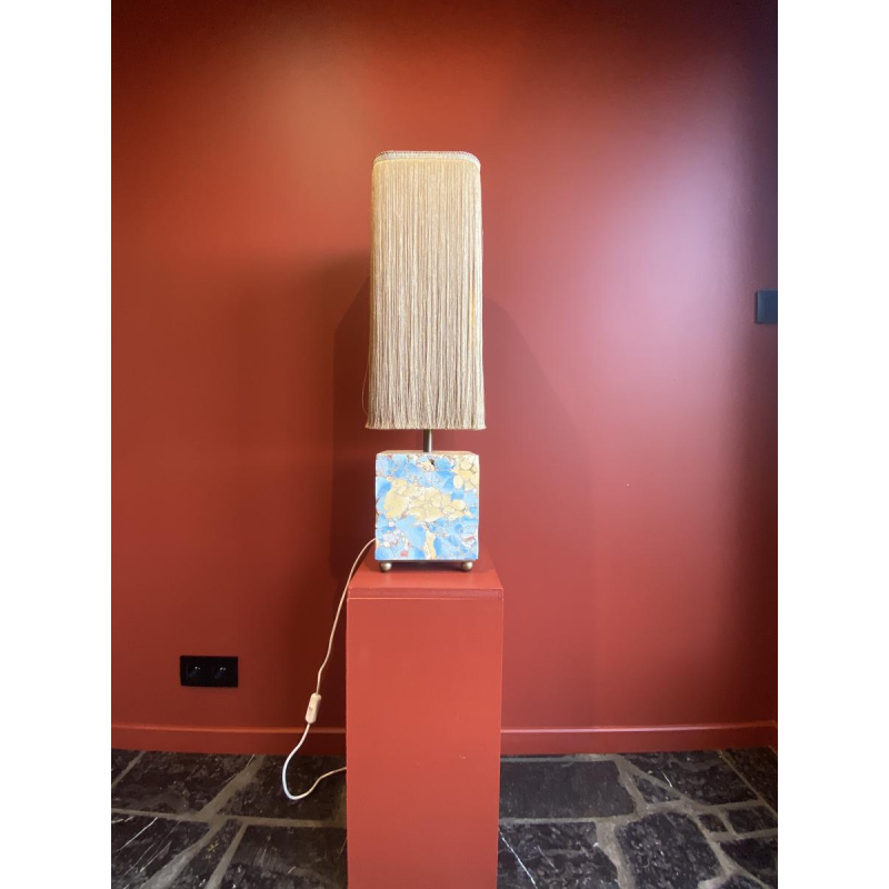 Lampe à poser, socle stuck marbre-plâtre, abat-jour à franges Houles, travail artisanal contemporain, XXIe s