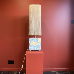 Tafellamp, marmeren voet, Houles lampenkap met franjes, eigentijds handgemaakt werk, 21e eeuw