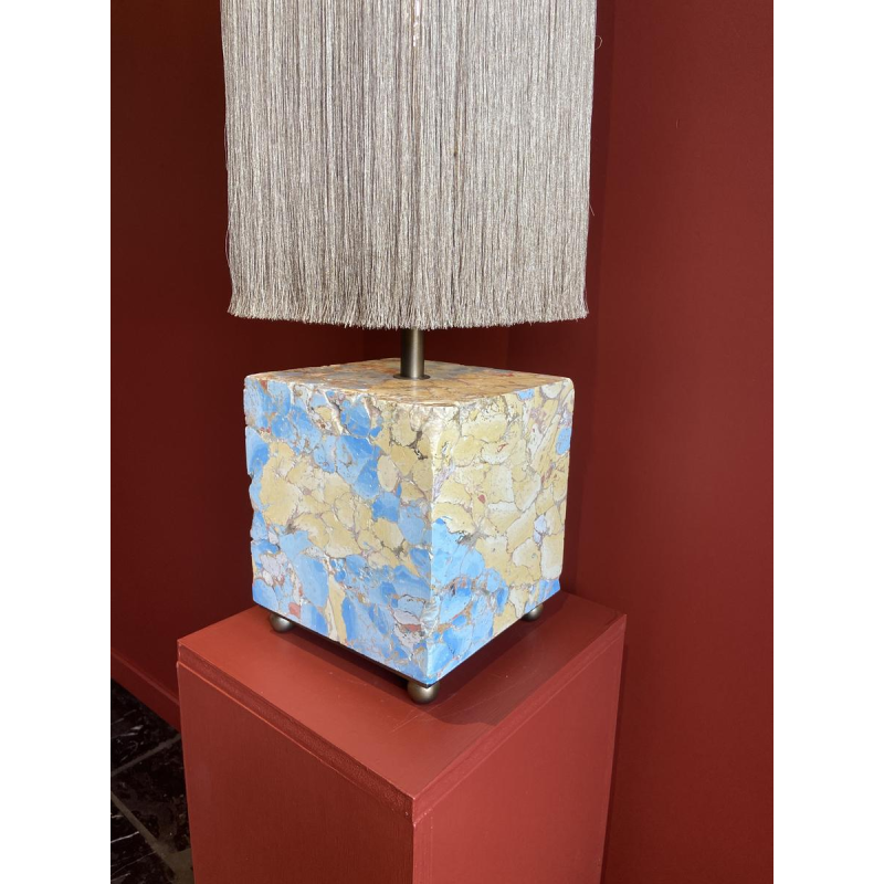 Lampe à poser, socle stuck marbre-plâtre, abat-jour à franges Houles, travail artisanal contemporain, XXIe s