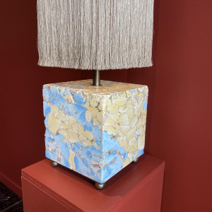 Lampe à poser, socle stuck marbre-plâtre, abat-jour à franges Houles, travail artisanal contemporain, XXIe s