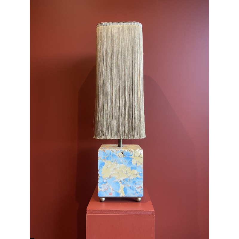 Tafellamp, marmeren voet, Houles lampenkap met franjes, eigentijds handgemaakt werk, 21e eeuw