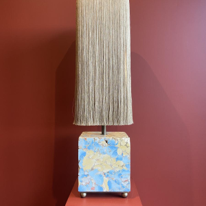 Lampe à poser, socle stuck marbre-plâtre, abat-jour à franges Houles, travail artisanal contemporain, XXIe s