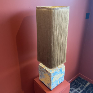 Lampe à poser, socle stuck marbre-plâtre, abat-jour à franges Houles, travail artisanal contemporain, XXIe s