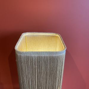 Lampe à poser, socle stuck marbre-plâtre, abat-jour à franges Houles, travail artisanal contemporain, XXIe s