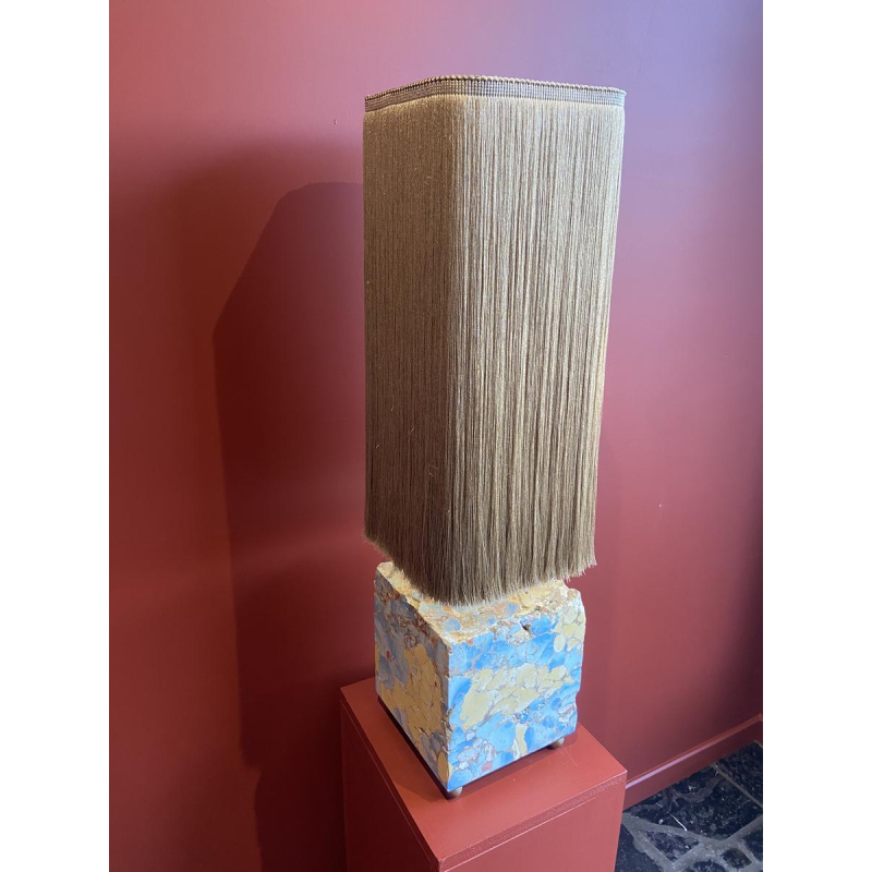 Lampe à poser, socle stuck marbre-plâtre, abat-jour à franges Houles, travail artisanal contemporain, XXIe s