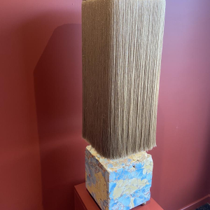 Lampe à poser, socle stuck marbre-plâtre, abat-jour à franges Houles, travail artisanal contemporain, XXIe s