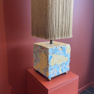 Lampe à poser, socle stuck marbre-plâtre, abat-jour à franges Houles, travail artisanal contemporain, XXIe s