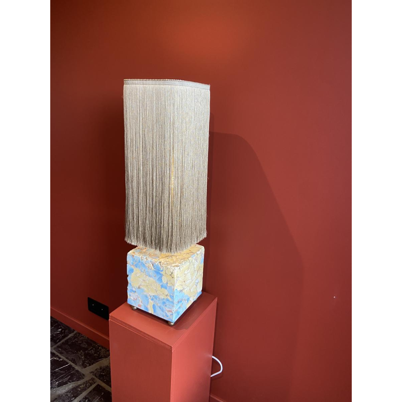 Lampe à poser, socle stuck marbre-plâtre, abat-jour à franges Houles, travail artisanal contemporain, XXIe s