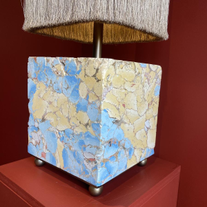 Lampe à poser, socle stuck marbre-plâtre, abat-jour à franges Houles, travail artisanal contemporain, XXIe s