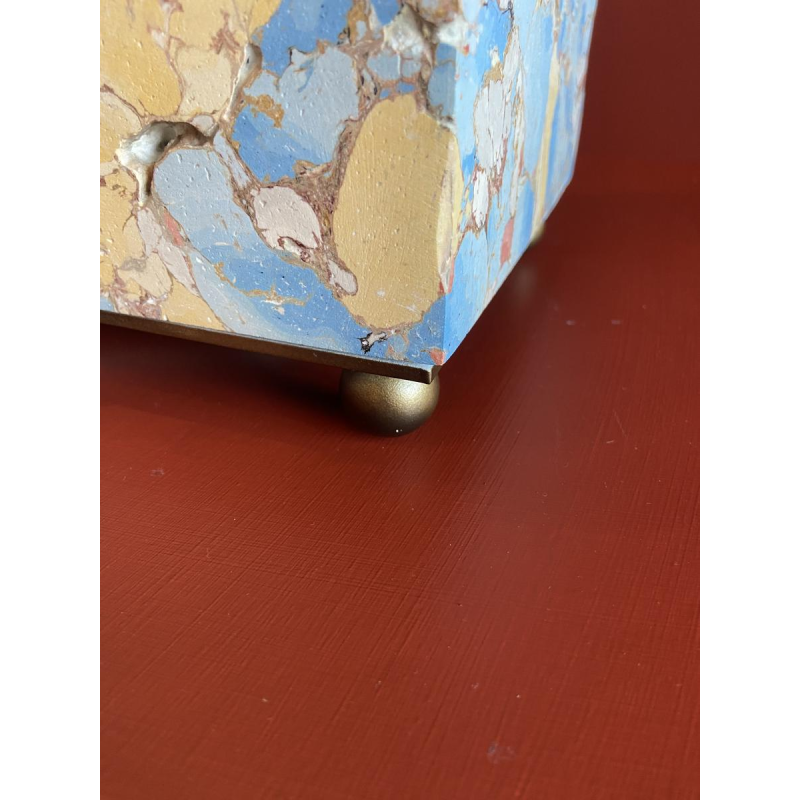 Lampe à poser, socle stuck marbre-plâtre, abat-jour à franges Houles, travail artisanal contemporain, XXIe s