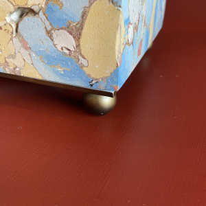 Lampe à poser, socle stuck marbre-plâtre, abat-jour à franges Houles, travail artisanal contemporain, XXIe s