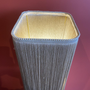 Lampe à poser, socle stuck marbre-plâtre, abat-jour à franges Houles, travail artisanal contemporain, XXIe s