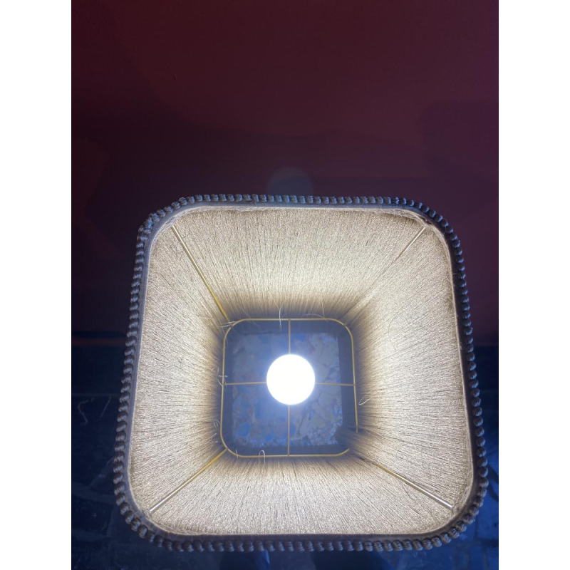 Lampe à poser, socle stuck marbre-plâtre, abat-jour à franges Houles, travail artisanal contemporain, XXIe s