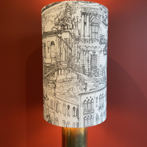Lampe à poser "Douille d'obus Magdeburg allemande" 1ère Guerre Mondiale, abat-jour lin motif Venise