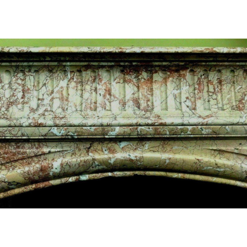 Cheminée de style Louis XIV à hotte, marbre rose veiné moucheté, XIX siècle