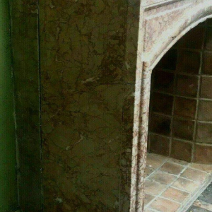 Open haard in Lodewijk XIV-stijl met afzuigkap, gespikkeld roze geaderd marmer, 19e eeuw