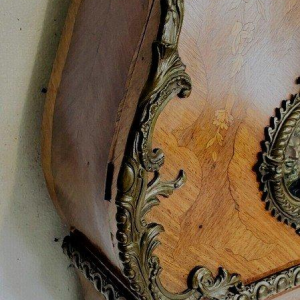 Régulateur de style Louis XV, bois galbé, placage marqueté, XX siècle