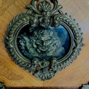 Régulateur de style Louis XV, bois galbé, placage marqueté, XX siècle