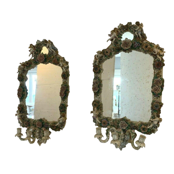 Paire de miroirs à bougeoirs, décor de chérubins, porcelaine polychrome allemande, début XXe siècle
