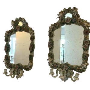 Paire de miroirs à bougeoirs, décor de chérubins, porcelaine polychrome allemande, début XXe siècle