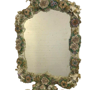 Paire de miroirs à bougeoirs, décor de chérubins, porcelaine polychrome allemande, début XXe siècle