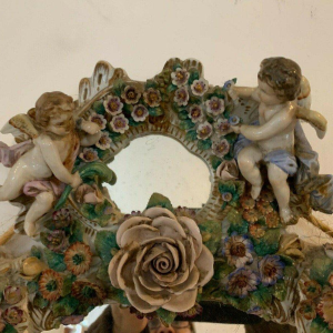 Paire de miroirs à bougeoirs, décor de chérubins, porcelaine polychrome allemande, début XXe siècle