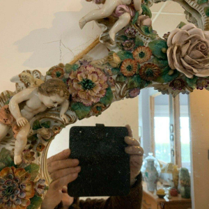 Paire de miroirs à bougeoirs, décor de chérubins, porcelaine polychrome allemande, début XXe siècle