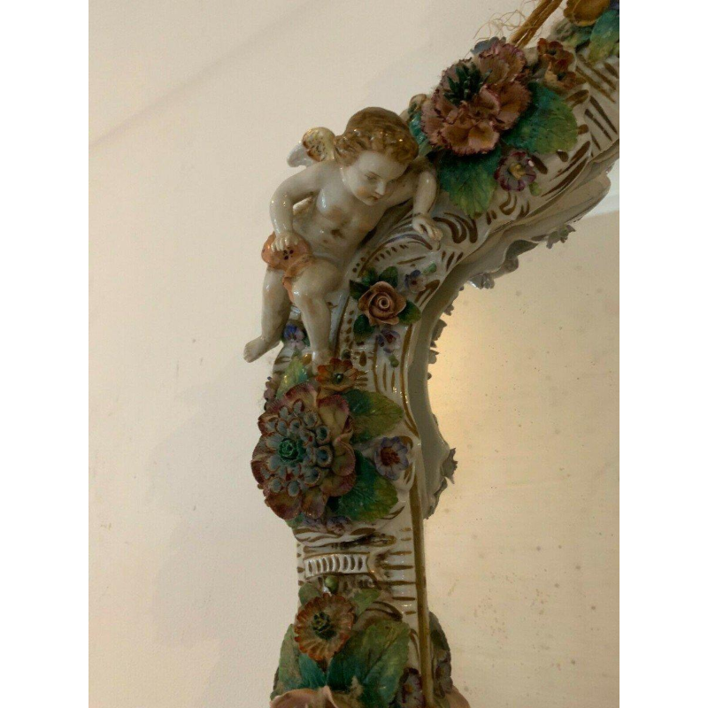 Paire de miroirs à bougeoirs, décor de chérubins, porcelaine polychrome allemande, début XXe siècle