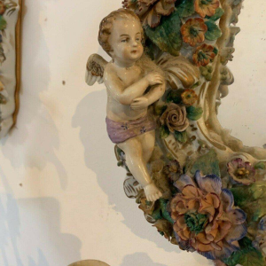 Een paar spiegels met kandelaars, versierd met cherubijnen, Duits polychroom porselein, begin 20e eeuw