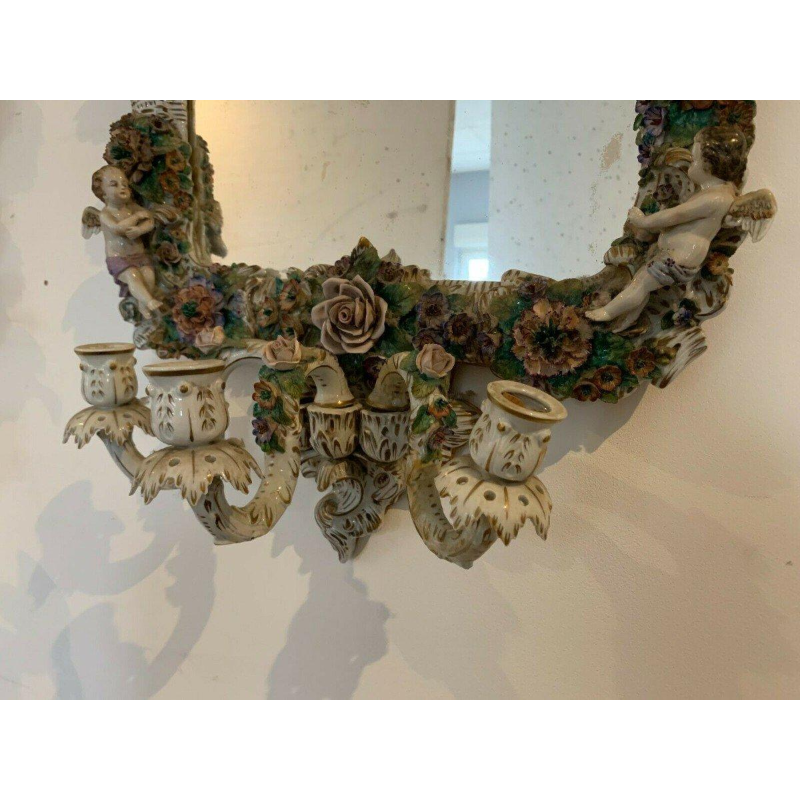 Paire de miroirs à bougeoirs, décor de chérubins, porcelaine polychrome allemande, début XXe siècle