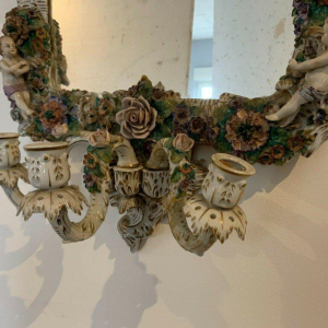 Paire de miroirs à bougeoirs, décor de chérubins, porcelaine polychrome allemande, début XXe siècle