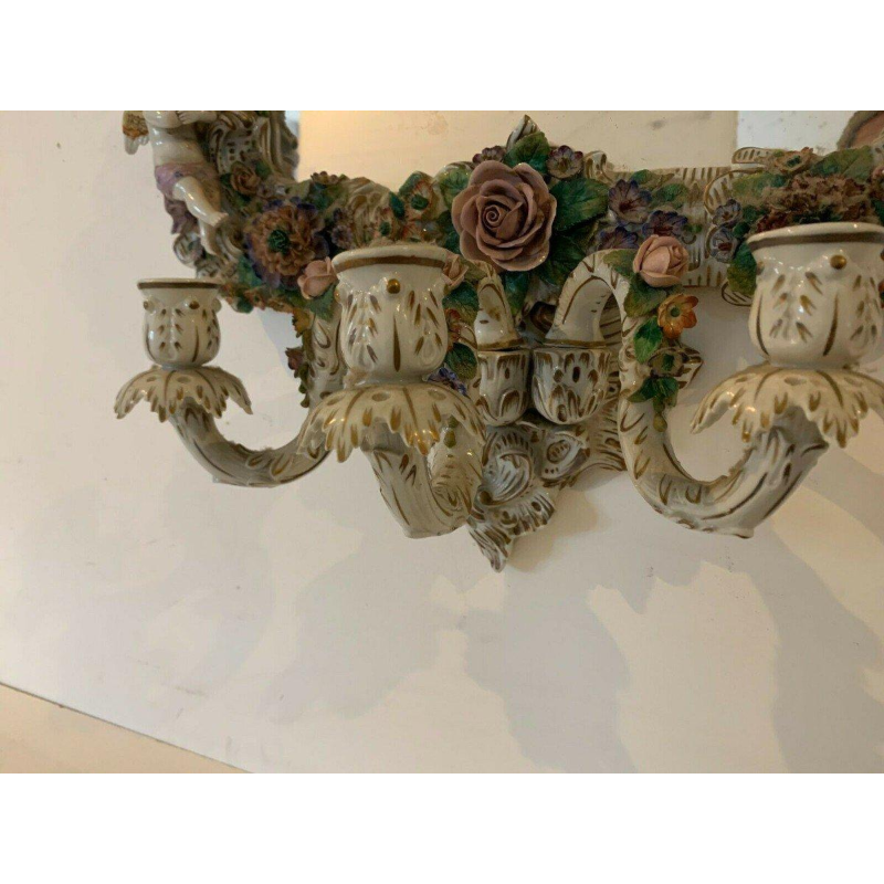 Paire de miroirs à bougeoirs, décor de chérubins, porcelaine polychrome allemande, début XXe siècle