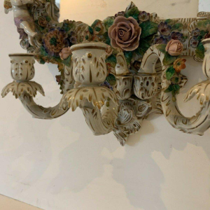 Paire de miroirs à bougeoirs, décor de chérubins, porcelaine polychrome allemande, début XXe siècle
