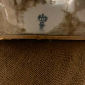 Een paar spiegels met kandelaars, versierd met cherubijnen, Duits polychroom porselein, begin 20e eeuw