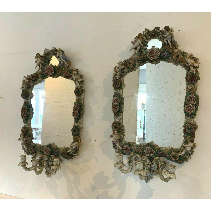 Paire de miroirs à bougeoirs, décor de chérubins, porcelaine polychrome allemande, début XXe siècle