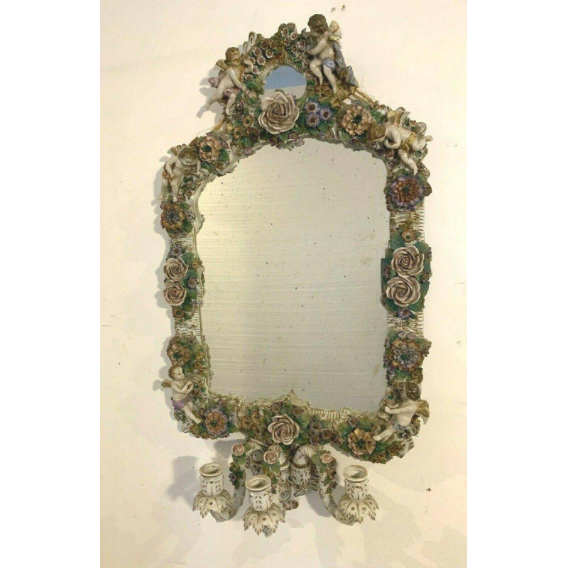 Paire de miroirs à bougeoirs, décor de chérubins, porcelaine polychrome allemande, début XXe siècle