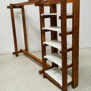 Porte manteau / étagère architecturale en sapin massif, XXe siècle