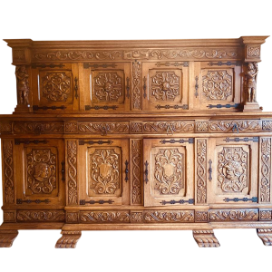 Een dressoir in renaissancestijl, vervaardigd uit rijk bewerkt massief eikenhout, 20e eeuw.