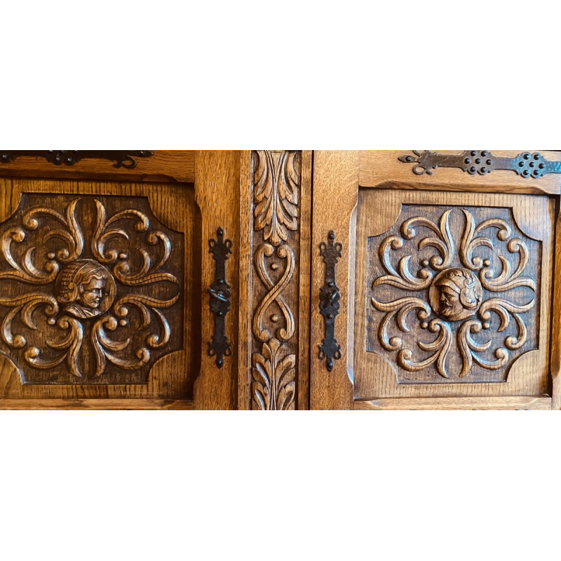 Een dressoir in renaissancestijl, vervaardigd uit rijk bewerkt massief eikenhout, 20e eeuw.